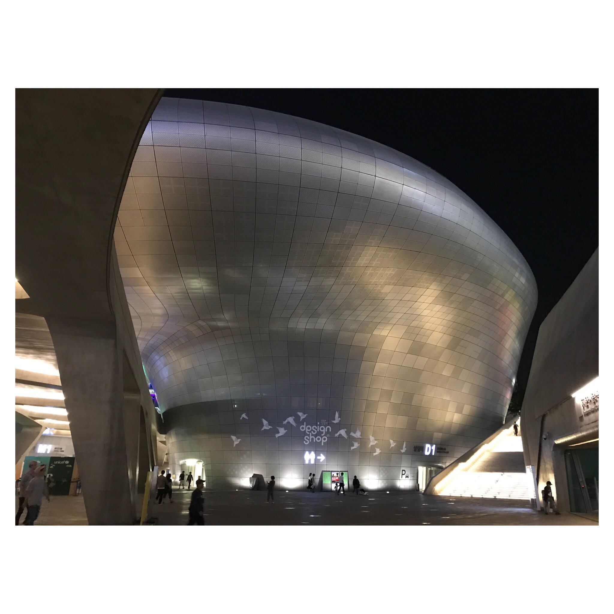 Yukari ザハ ハディド氏建築 東大門デザインプラザ 不時着した宇宙船のような感じ Seoul Korea T Co Mqje2waeit Twitter