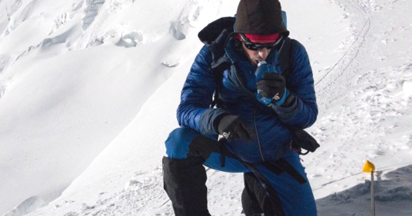 LaVanguardia's tweet photo. Kilian Jornet logra hacer la cumbre del Everest por la cara norte en 26 horas https://t.co/cVvGeBsoPQ https://t.co/LMNz8pYkJM