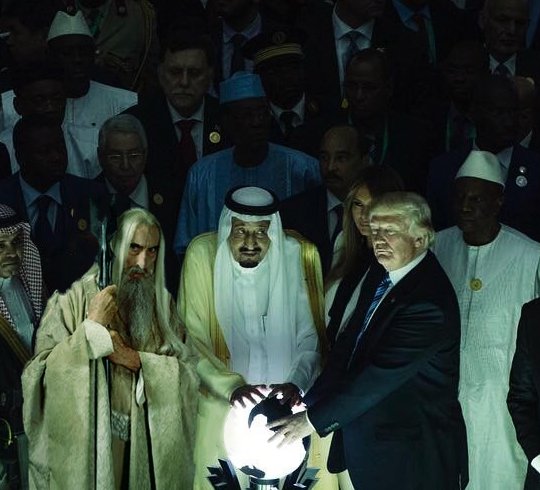 I PHOTOSHOPPED SARUMAN INTO TRUMP'S ORB PICTURE AND IT'S NOT EVEN WEIRD