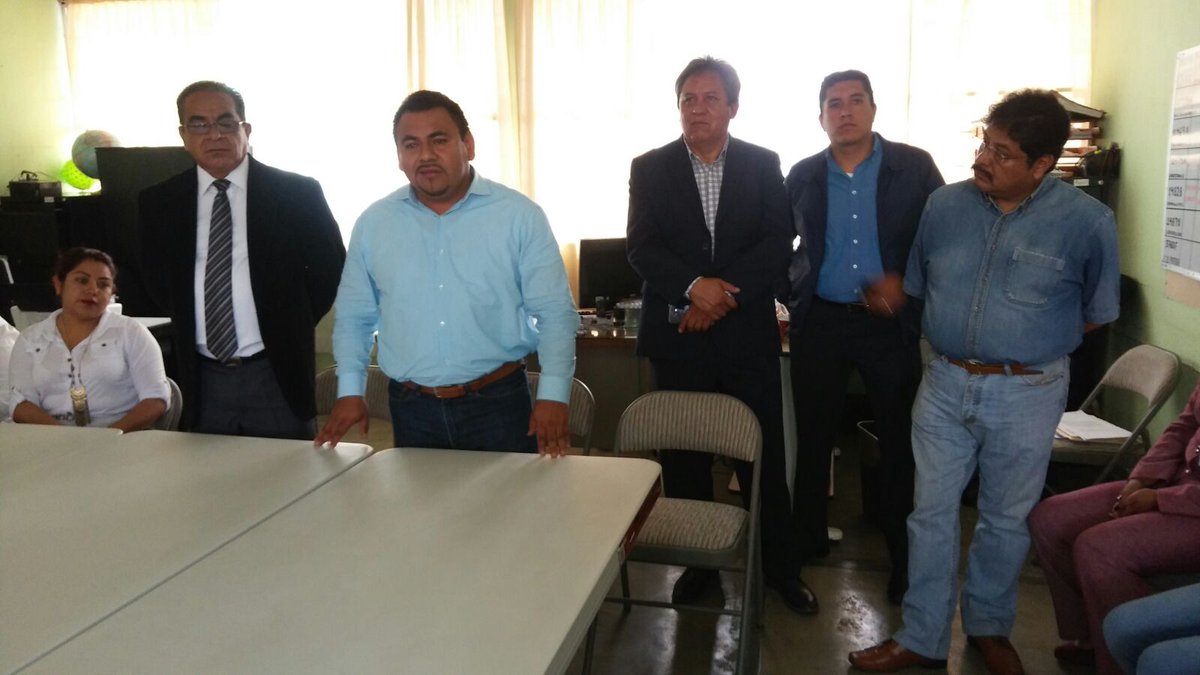 El Mtro. Rigoberto Vargas Cervantes <a href="/Secretario_36/">Rigoberto  Vargas</a> participa en los honores a la bandera, saluda y dialoga con los maestros.
#Cercanía