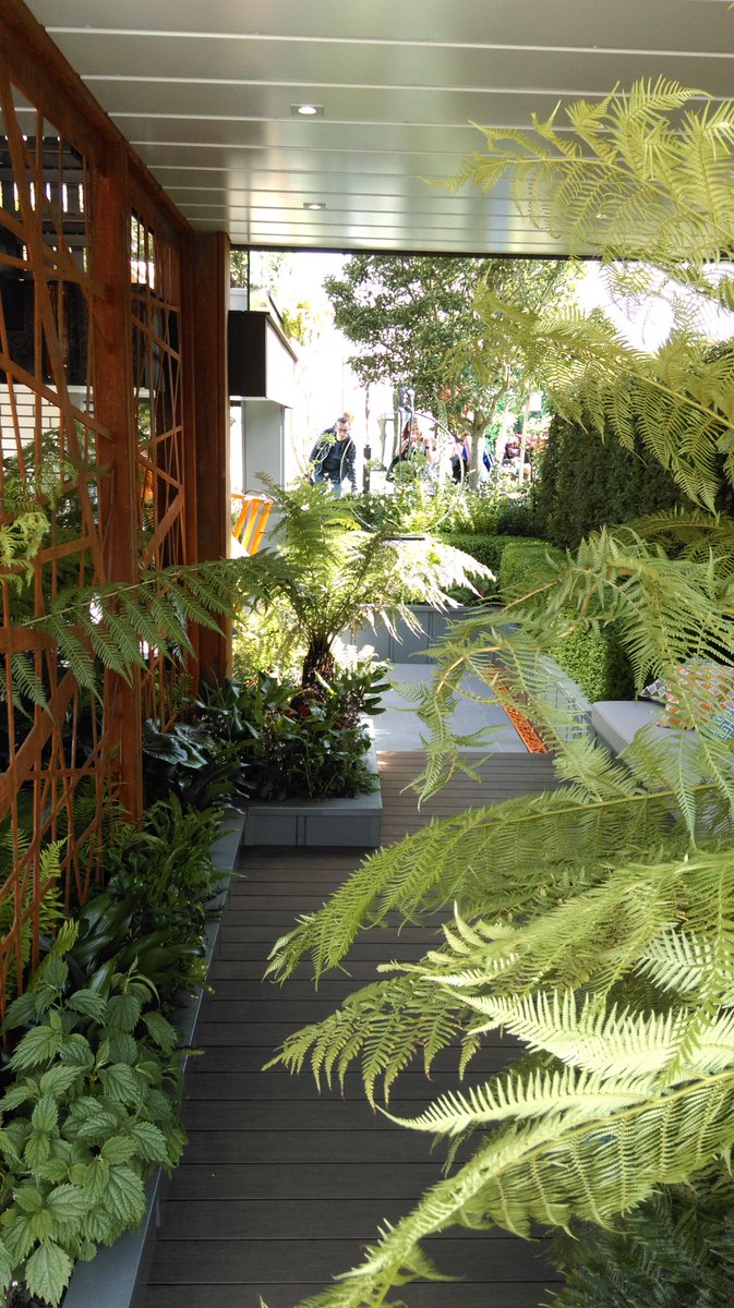 MelissaMabbitt's tweet photo. @KateGouldGarden City Living garden at #rhschelseaflowershow2017. So cool. https://t.co/NSbNzDis1r