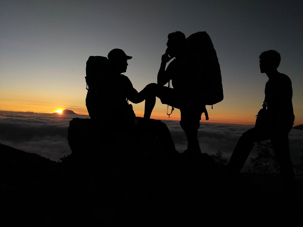 Chandra_Rinald1's tweet photo. Berpetualanglah hingga rasa penasaran kalian habis #Merapi2930mdpl #buat#kata#kata#bijak#biar#kaya#orang#orang https://t.co/tBVltRiCLV
