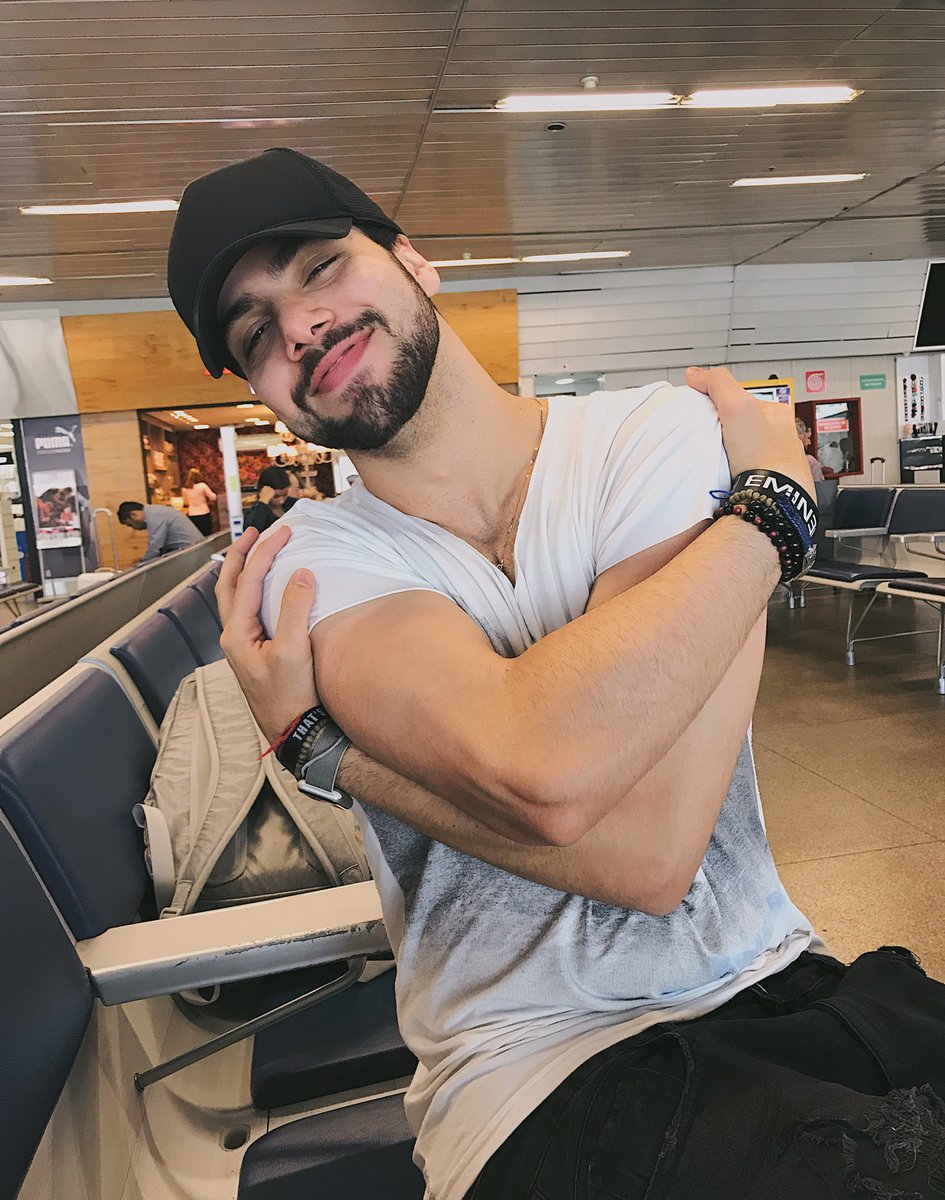 t3ddyyyyy's tweet photo. feliz dia do abraço pra vc que tem que abraçar a si mesmo pq não tem mais ngm pra abraçar :) https://t.co/bUBELntnLY
