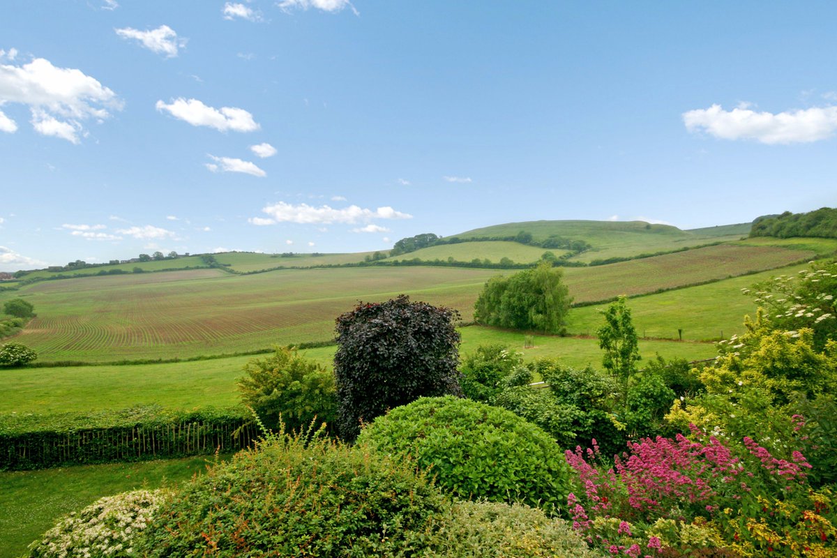 SymSamPoundbury's tweet photo. #property #Dorset Delightful cottage in Sutton Poyntz with stunning views towards Weymouth Bay. Call 01305 251154 for further details. https://t.co/KWuIrJozn4