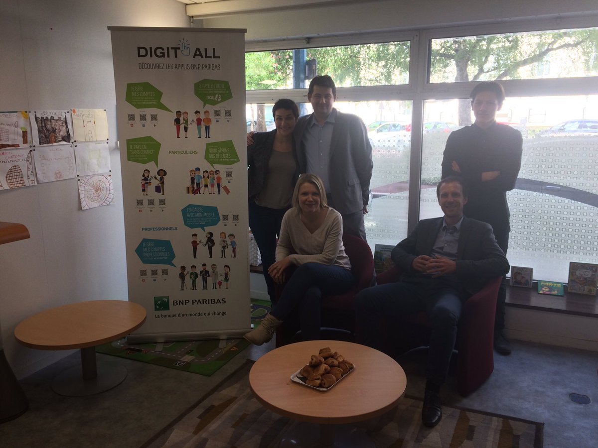 Elsa_Dupuy's tweet photo. En #Normandie, le #cafedesvoisins #BNPParibas devient digital! Demos, installations d'app... Merci #Vire #Cherbourg #SaintLo #Caen https://t.co/hAzQCYi0iy