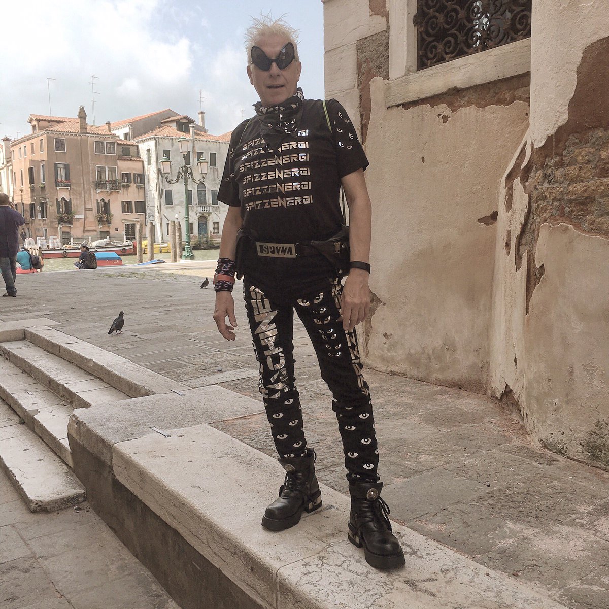 spizzenergi's tweet photo. @5WrightStuff #Spizzgoth 1cybergoth 2punkgoth 3VeniceGoth #Gothinhotweather #kingofrialto @Matthew_Wright #spizzfm https://t.co/GXLMsqd3FY https://t.co/gZ0TZInEoe
