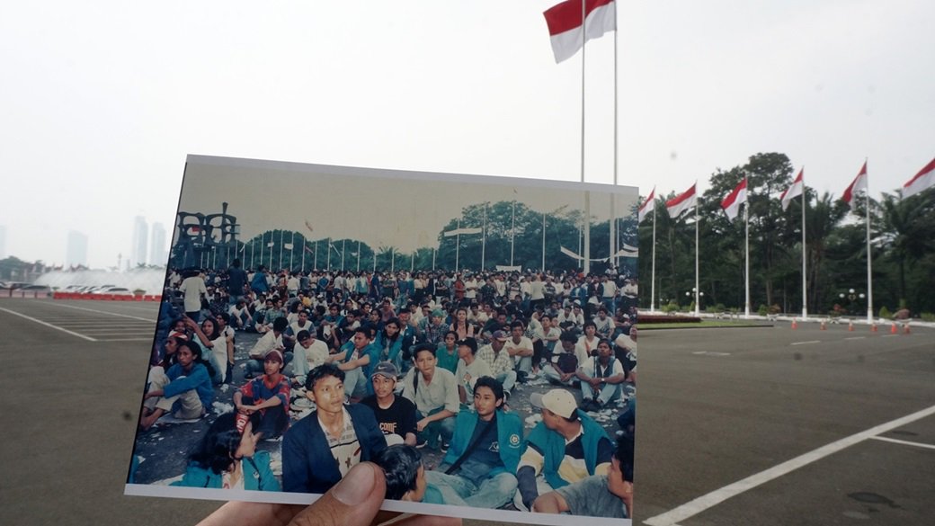 kumparan's tweet photo. Apa ingatanmu mengenai peristiwa #Mei98? Yuk, share story dan foto kamu bersama @kumparan! #ReadersTask https://t.co/RkP0jQwwg2 https://t.co/yFSY7SkUUK