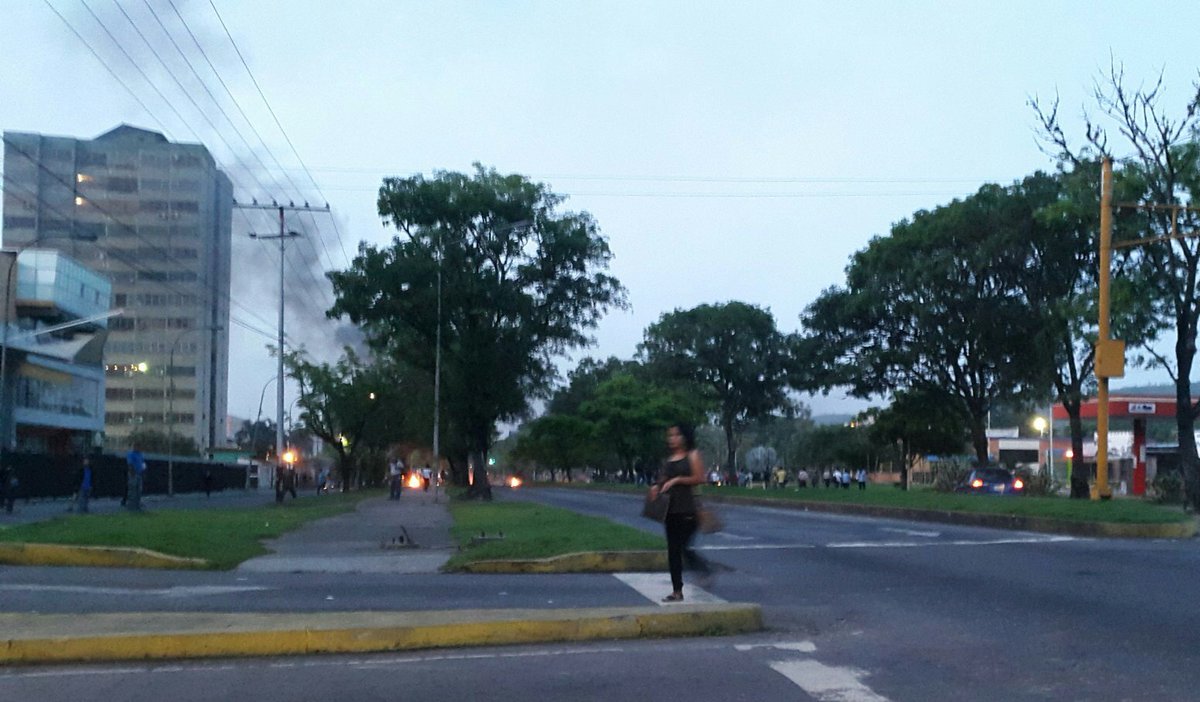 #AHORA 06:20am Cerrada Av Universidad altura Free Market en ambos sentidos #Naguanagua vía <a href="/MiguelEnrique/">Miguel</a>