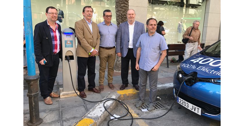 CdeElectrico's tweet photo. #Alicante inaugura el primer punto de recarga de #vehículoseléctricos en la vía pública https://t.co/J0Ovz9ucED @ApemeAlicante @fenieenergia https://t.co/rBRjOqpP6d