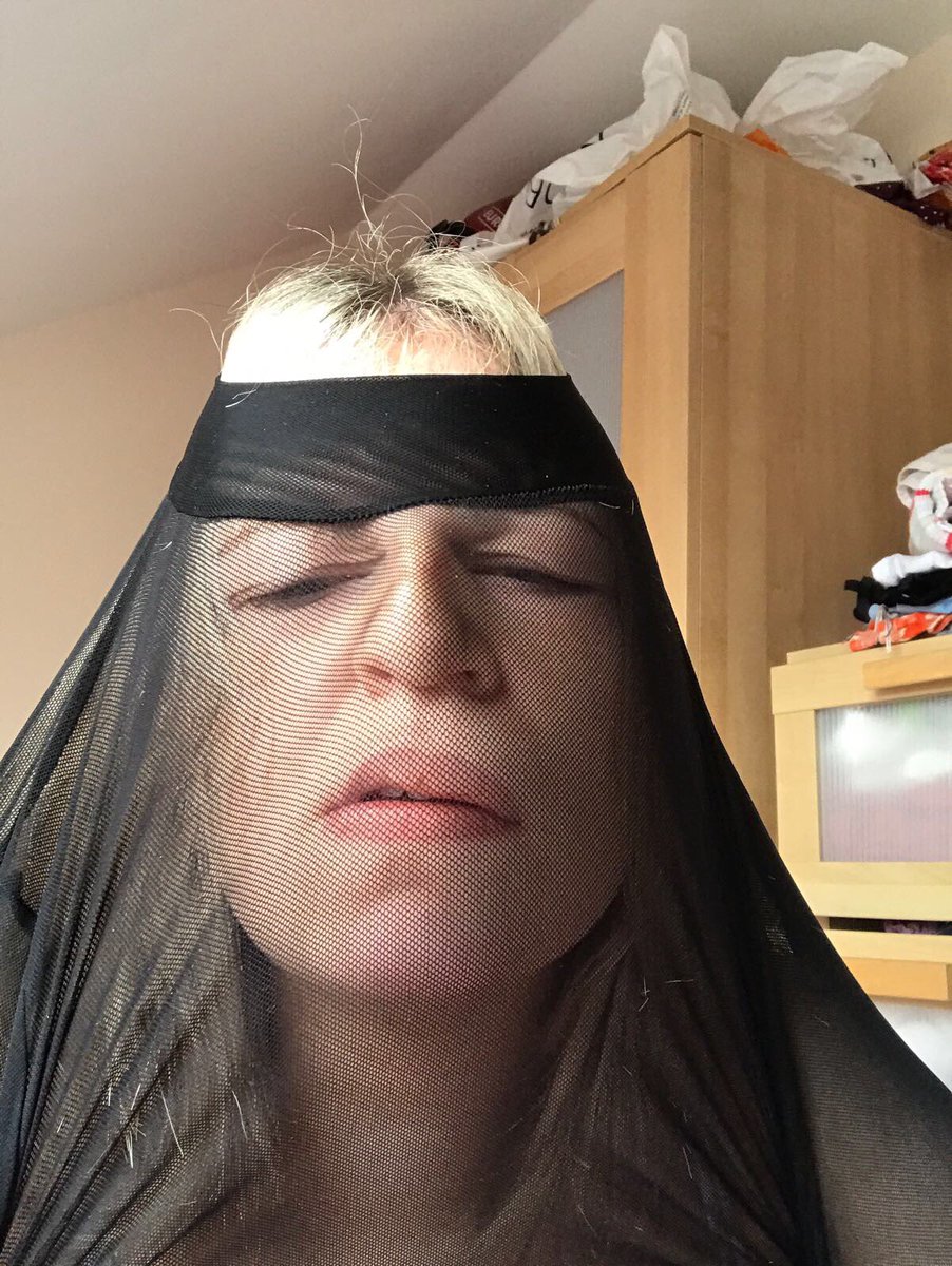 OliviaSkuce's tweet photo. Hi @OfficialPLT just wondering why your top won't fit over my head https://t.co/MMbLNPDFfX