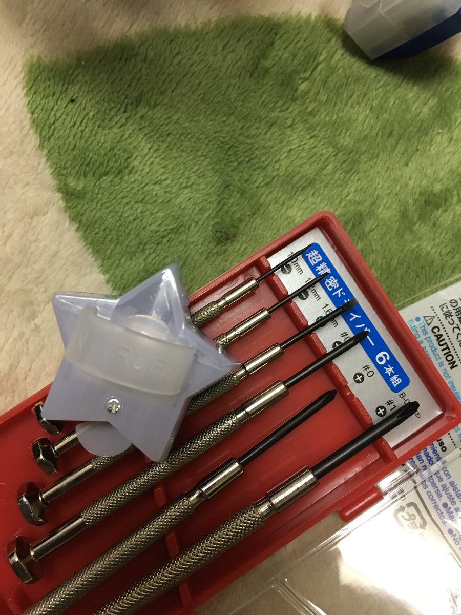 プリライ6thのリングライトから電池交換の際はネジを外さないと交換