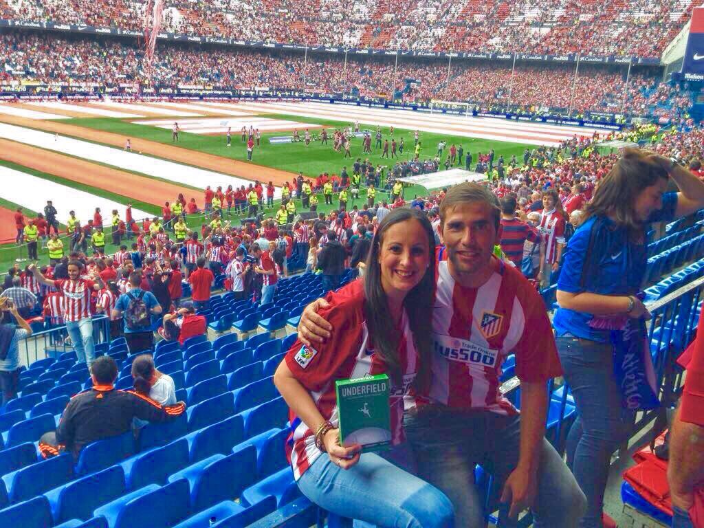 Underfield's tweet image. 🏟Enhorabuena Sonia! La ganadora del sorteo y su acompañante disfrutaron del partido histórico en el Calderón con sus @Underfield ⚽️🔴⚪️