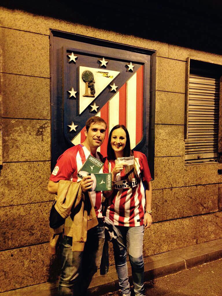 Underfield's tweet image. 🏟Enhorabuena Sonia! La ganadora del sorteo y su acompañante disfrutaron del partido histórico en el Calderón con sus @Underfield ⚽️🔴⚪️