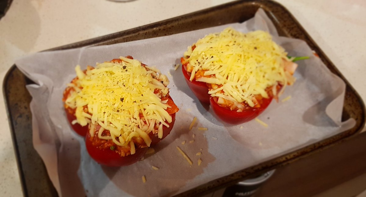 TeraiCollins's tweet photo. @fatburnman my favourite way to enjoy pizza pie. All ingredients stuffed inside a capsicum. https://t.co/0xysdn1yR3