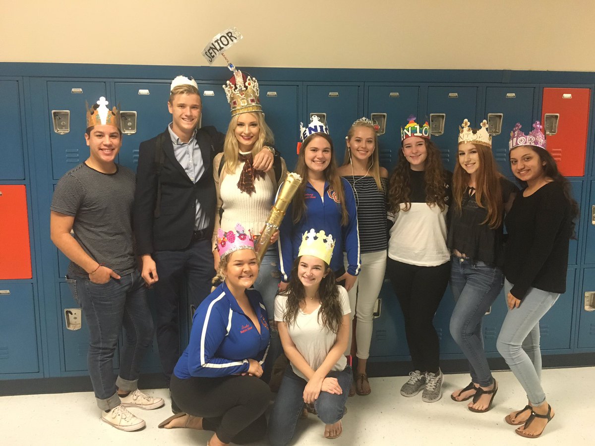 CapeCoralHS's tweet photo. Our upcoming seniors celebrating their new status with a classic tradition. https://t.co/2MG5Vj8Pfk