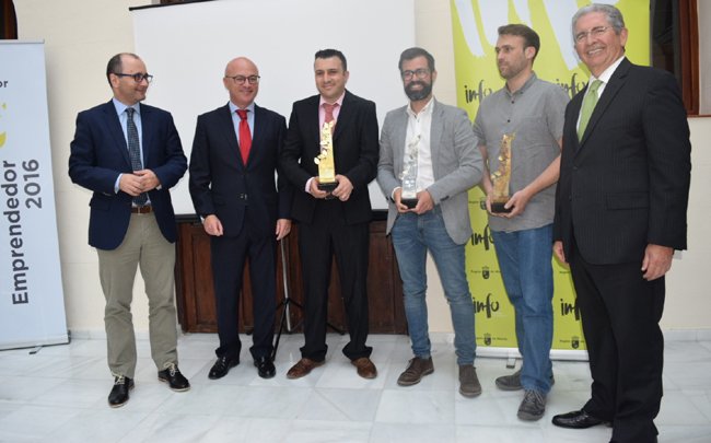 murciaeconomia's tweet photo. Un sensor de seguridad para camiones gana el premio ‘Emprendedor del Año Info-CLH’ @infoRMurcia 
https://t.co/hPz5noV9JB https://t.co/8FcsRjTaSG