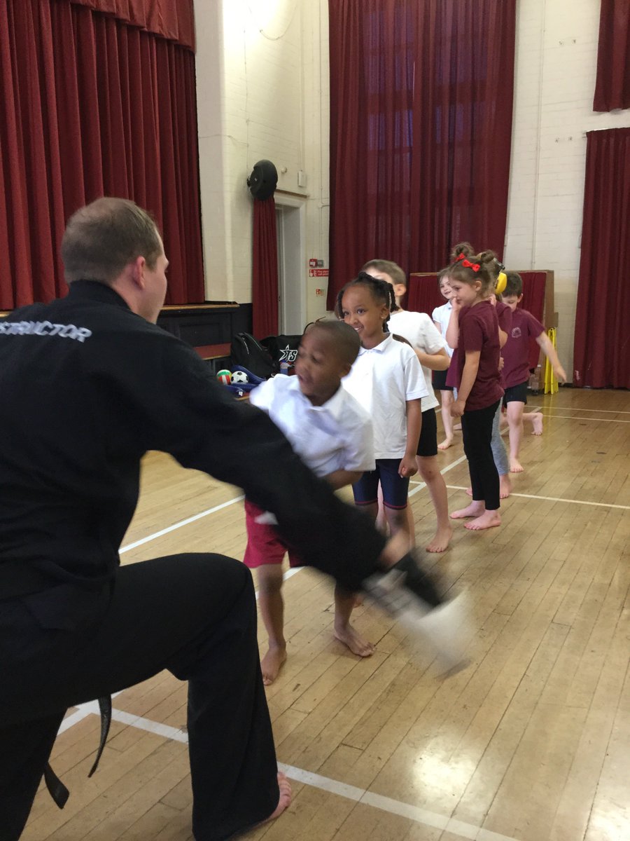 ThamesideSch's tweet photo. YBS had a fab time learning some martial art moves with Mr Collins. #YBStps #PEtps https://t.co/WZyjvuNmaE
