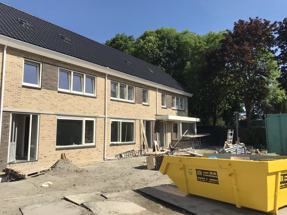 slechteklaas's tweet photo. Vandaag begonnen op de grote fok met het buiten schilderwerk #wakkervof #sikkensrubbelXD https://t.co/ERAFbjD9EK