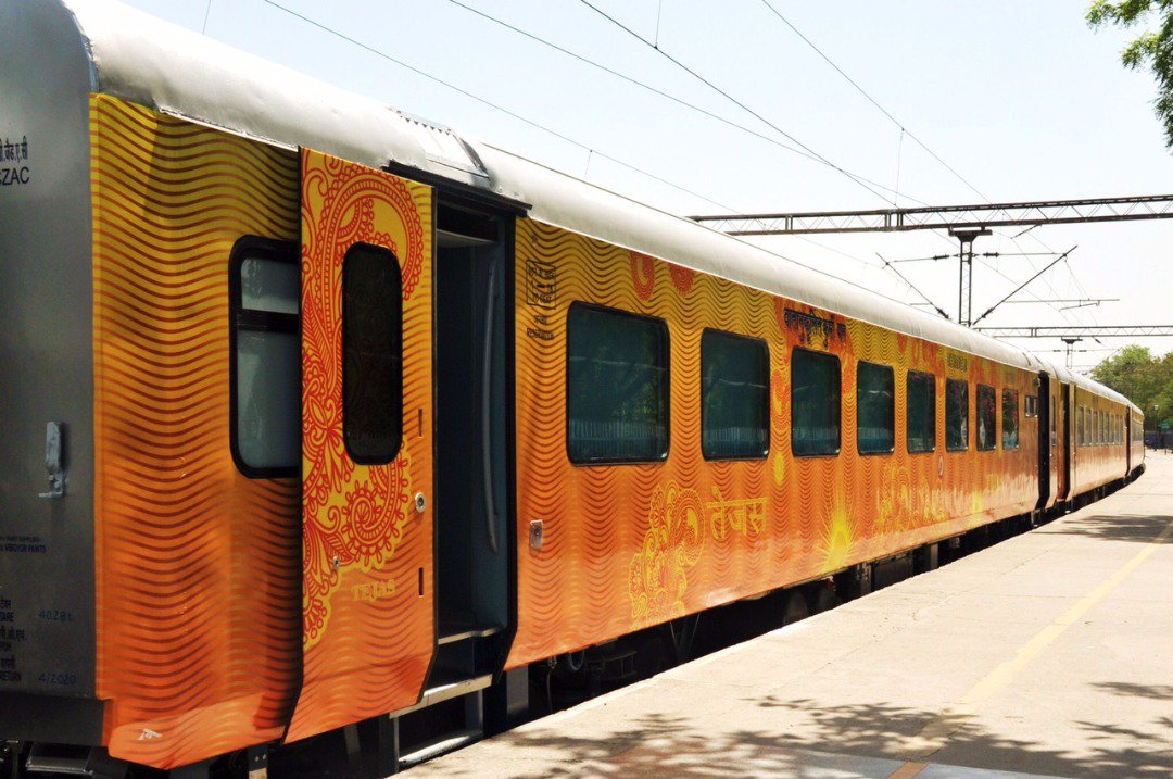 KalrajMishra's tweet photo. आधुनिकता की ओर तीव्रता से अग्रसर हो रही @RailMinIndia का #Tejas उत्कृष्ट स्वरूप है, @sureshpprabhu जी को नई ट्रेन हेतु मेरी शुभ कामनाएं। https://t.co/HctcnbzfP6