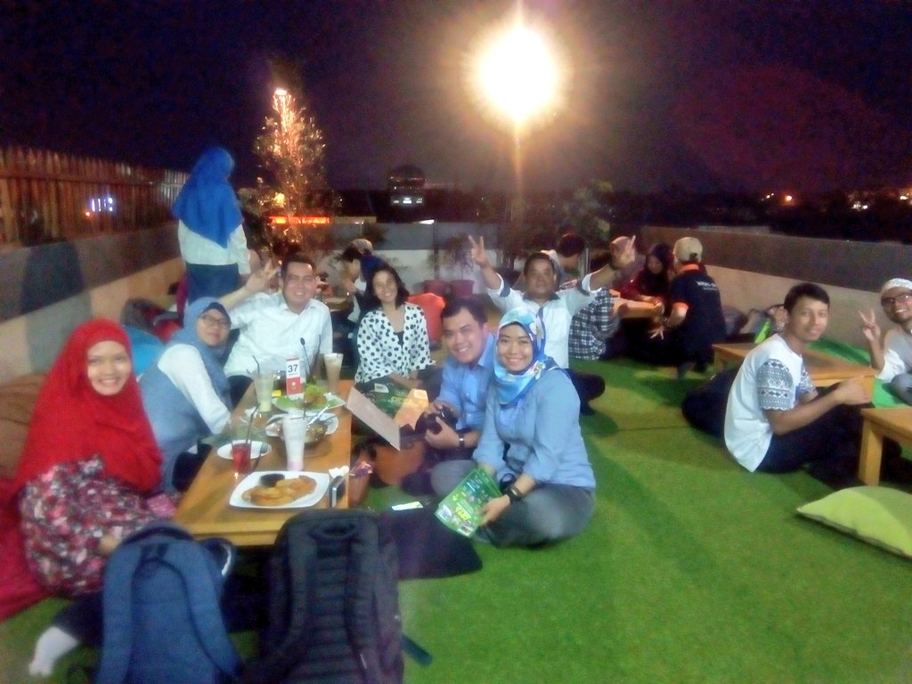 aniRingo's tweet photo. Warung OPPA Depok ini sasarannya anak muda di sini ada properti buat main UNO dll @warungoppa #WarungOppa https://t.co/zBUexv0YXk
