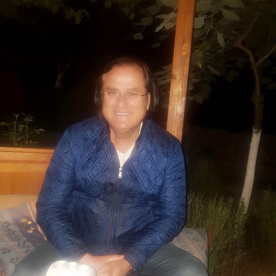 Ey hayat,
Ya tut ellerimi, bomba yağmasın gökyüzüne...
Ya da bırak gideyim ....