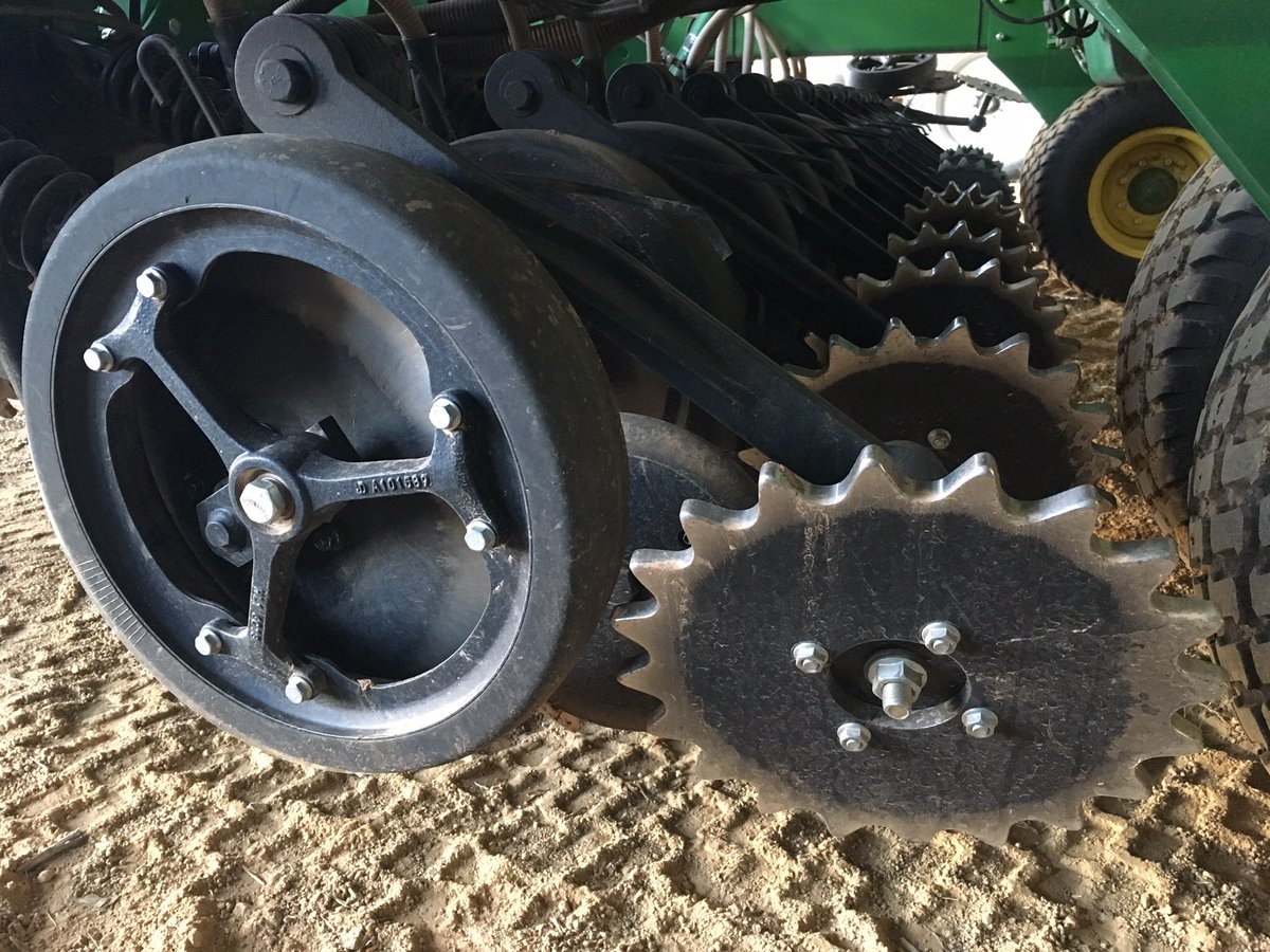 grassrootsag's tweet image. New JD disc seeder on 7.5" rows getting crops up with precision. 160/m2 wheat, 44/m2 canola &amp;amp; 32/m2 plants lupins. @ScholzFarming #cropcomp