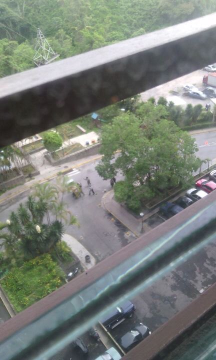 AlbertoRodNews's tweet photo. ÚLTIMA HORA | 7:55am- SALVAJE represión en San Antonio de los Altos: Fuertes detonaciones en OPS. Disparan contra residencias #22May https://t.co/5ocjsgx7x0