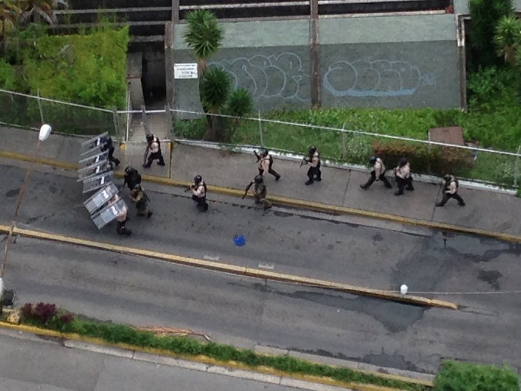 AlbertoRodNews's tweet photo. ÚLTIMA HORA | 7:55am- SALVAJE represión en San Antonio de los Altos: Fuertes detonaciones en OPS. Disparan contra residencias #22May https://t.co/5ocjsgx7x0