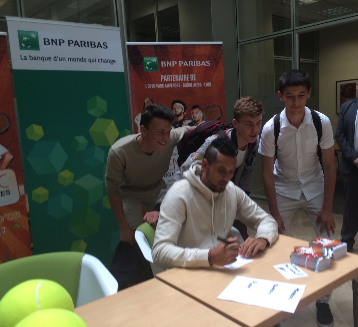 JmarcCeccarelli's tweet photo. .@à NickKyrgios avec les #Fans pour une séance de dédicace chez @BNPParibas à Lyon et son directeur Régional @etiennebarel 
@OpenParcARA https://t.co/oSXfrZzDFK