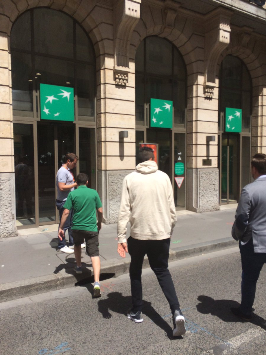 .@à NickKyrgios avec les #Fans pour une séance de dédicace chez <a href="/BNPParibas/">BNP Paribas Group</a> à Lyon et son directeur Régional <a href="/etiennebarel/">Etienne Barel</a> 
@OpenParcARA