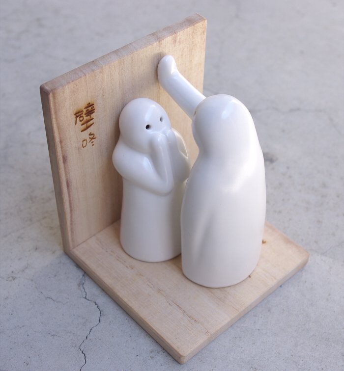 台湾の陶器博物館で買った作品、その名も『壁咚』(bi dong:壁ドン)
実はこう見えて、陶器の塩コショウ入れなんです