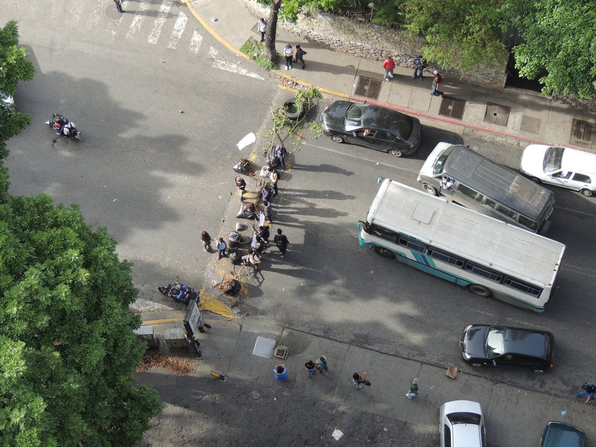traficovv's tweet photo. vía @JunquitoSite:  Estudiantes cierran el acceso en la Ppal. de Palo Verde #22May https://t.co/tW8Xi9TNDk