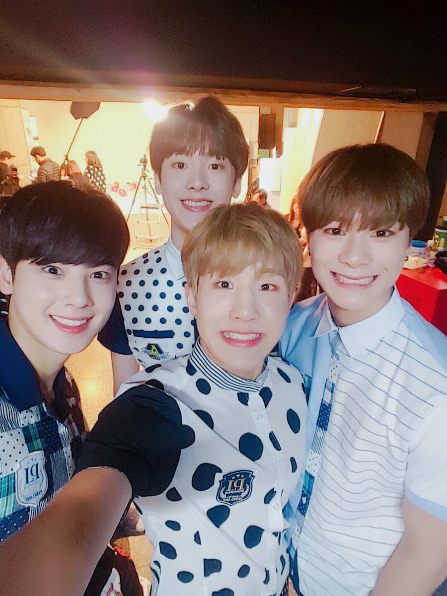 offclASTRO's tweet photo. 하이라이트 메들리가 2시간+35분 남았숨돠~!!!  저희도 굉장히 기대가 되네용~ㅎㅎ 
유후💕🐶 
#하이라이트 #메들리 #기대된다 #히힛🐶 https://t.co/Jl2DwnMOFa