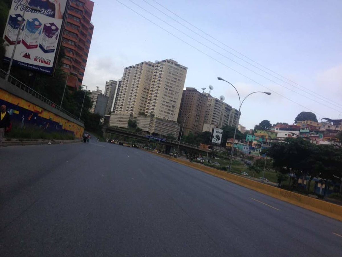 ElNacionalWeb's tweet photo. [FOTOS + TUITS] Manifestantes trancaron la autopista Prados del Este https://t.co/N3CqasfjUh  https://t.co/sEf1vJewqT