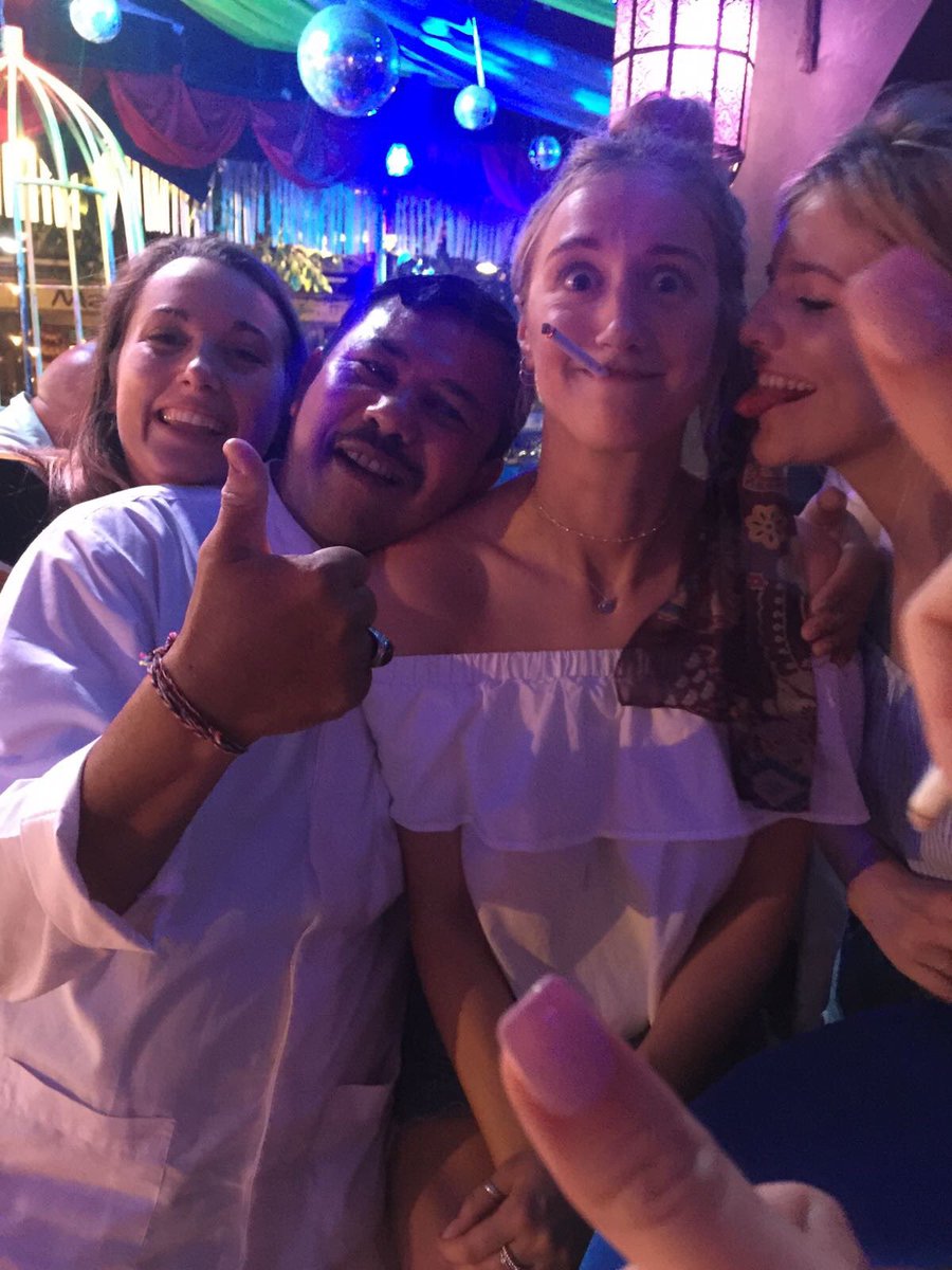 WellerKate's tweet photo. #My Bali babes 💕 https://t.co/Uz1G5yBsU2