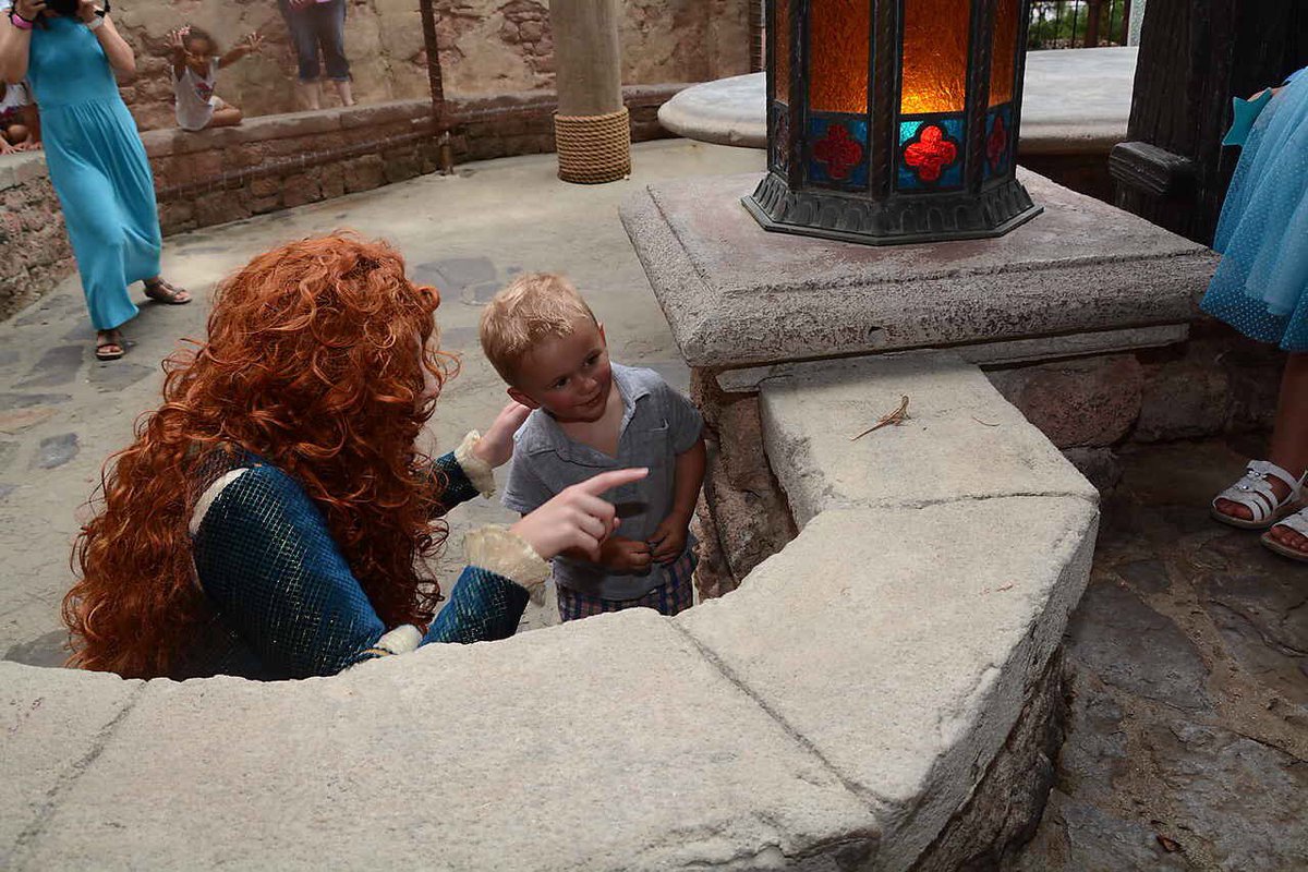 MikeRaig's tweet photo. @WDWToday #castcompliment Thoughtful eagle-eyed Merida with talented photog Carolyn-Pembroke Pines captured Carter's dragon fantasy. MAGICAL https://t.co/npTV9sHKCd