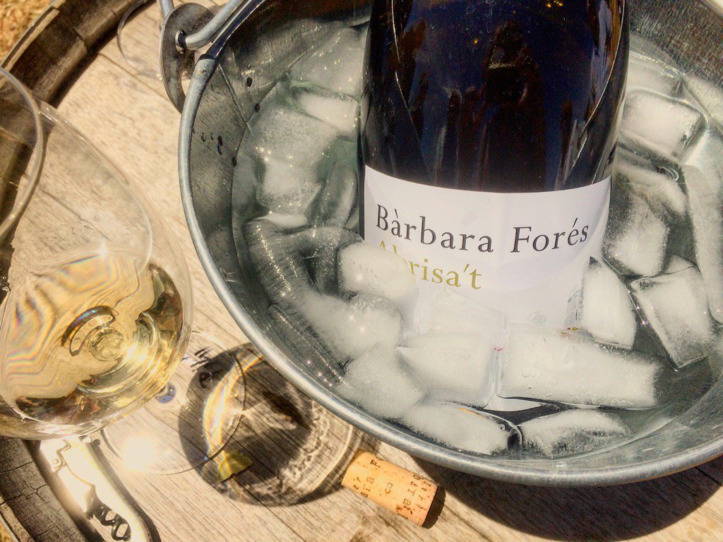 CBarbaraFores's tweet photo. Abrisa't XL #magnum #lasendroseta #garnatxablanca #brisat #orangewine #vicatalà #winetour #enoturisme #catalanwine https://t.co/5BqTqDC66m
