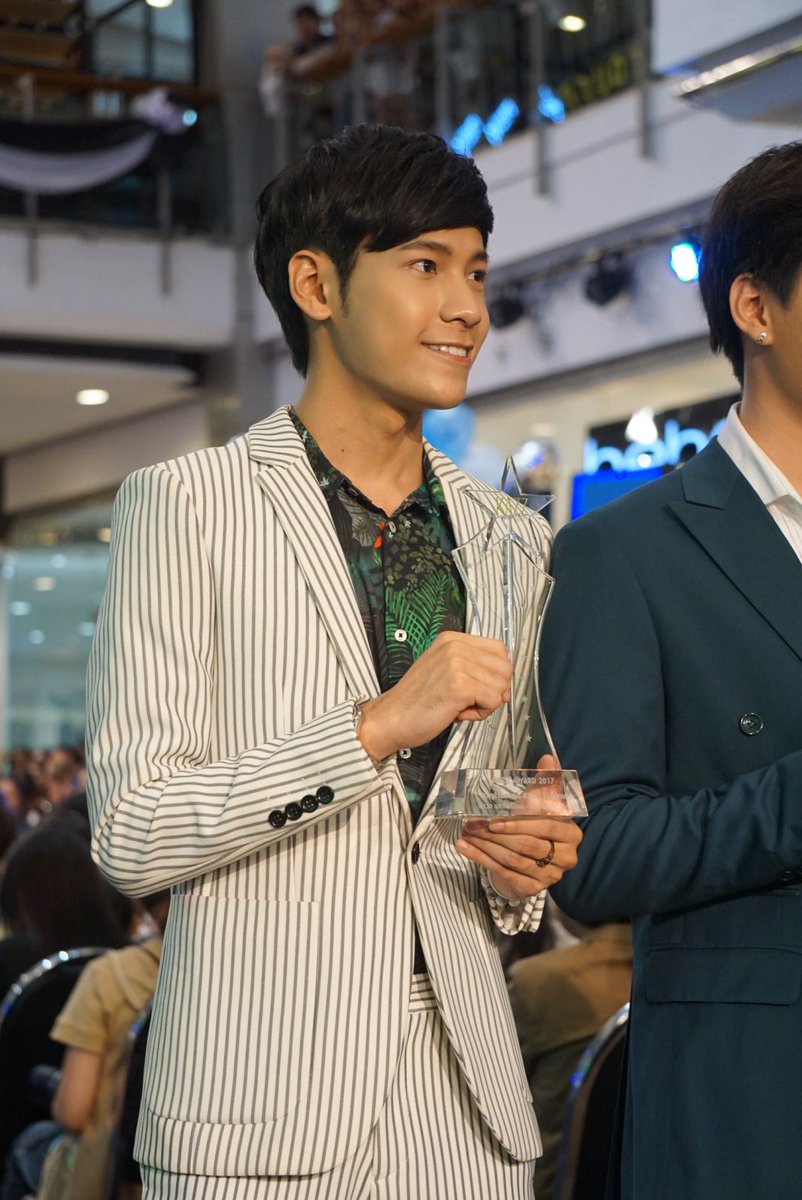 ilovesujuth's tweet photo. น้องสิงโต @SingtoFanclub @stjinx_maya #SingtoPrachaya #kazzaward2017 https://t.co/k7hpKKbsGF