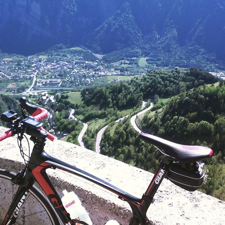 alpedhuez's tweet photo. Perfect day for #cycling on the 21 bends of @alpedhuez 🚲 https://t.co/hq9ymsTCUP