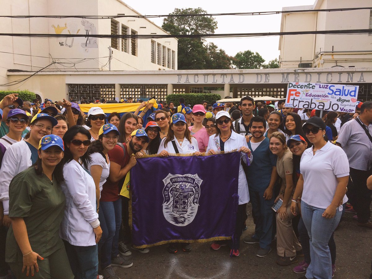 FacoLUZ's tweet photo. #Maracaibo 9:10 A.M. Comunidad de la @FacoLUZ presente en la marcha "Por la Vida y la Salud" https://t.co/dpLQBSdN4X