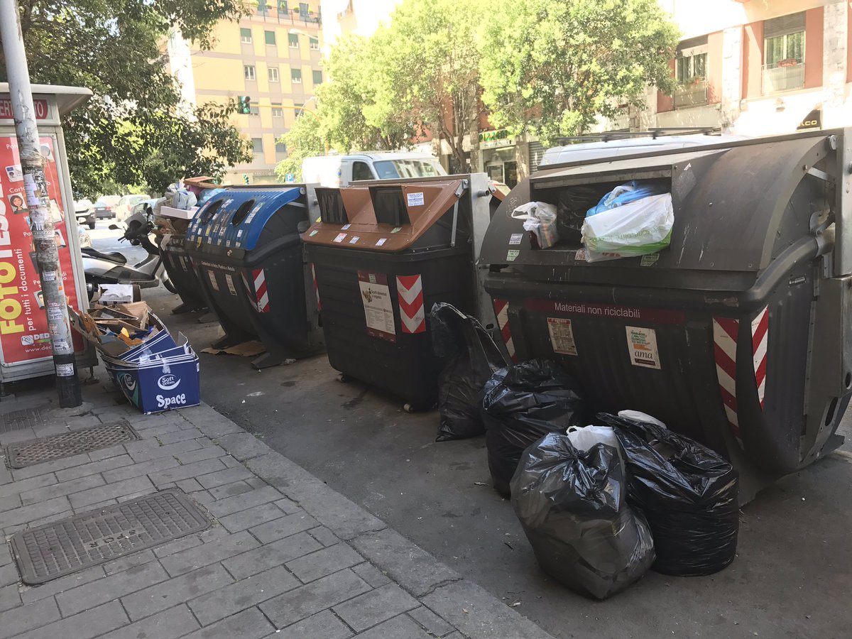 danielecina's tweet photo. Saranno pure "ragazzi meravigliosi" ma molto, molto sporchi. #roma 
(Largo Preneste) https://t.co/4c4BSchYKh