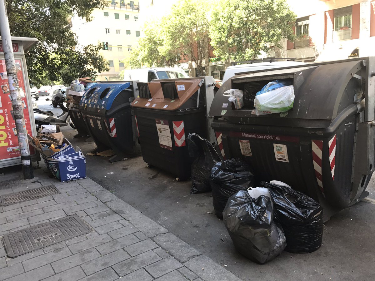 danielecina's tweet photo. Saranno pure "ragazzi meravigliosi" ma molto, molto sporchi. #roma 
(Largo Preneste) https://t.co/4c4BSchYKh
