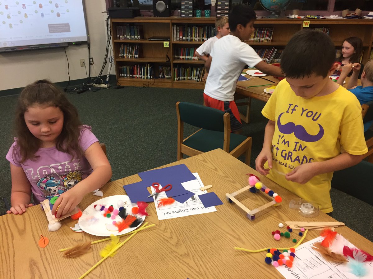First graders making Goldilocks a new bed in our fairytale maker lesson! #DRESPride
