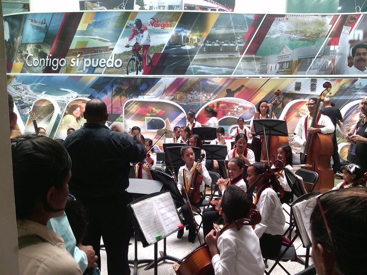 Orquesta infantil "lino Gallardo" día de las madres, terminal de buses de Catia la mar