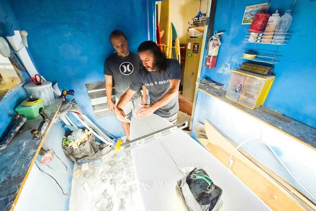 Doug Yartz laying out the day's shaping lesson. Check out 'First Cuts' at the link in our bio! Photo by Glenn Dubo… instagram.com/p/BUZ5MvEhi8R/