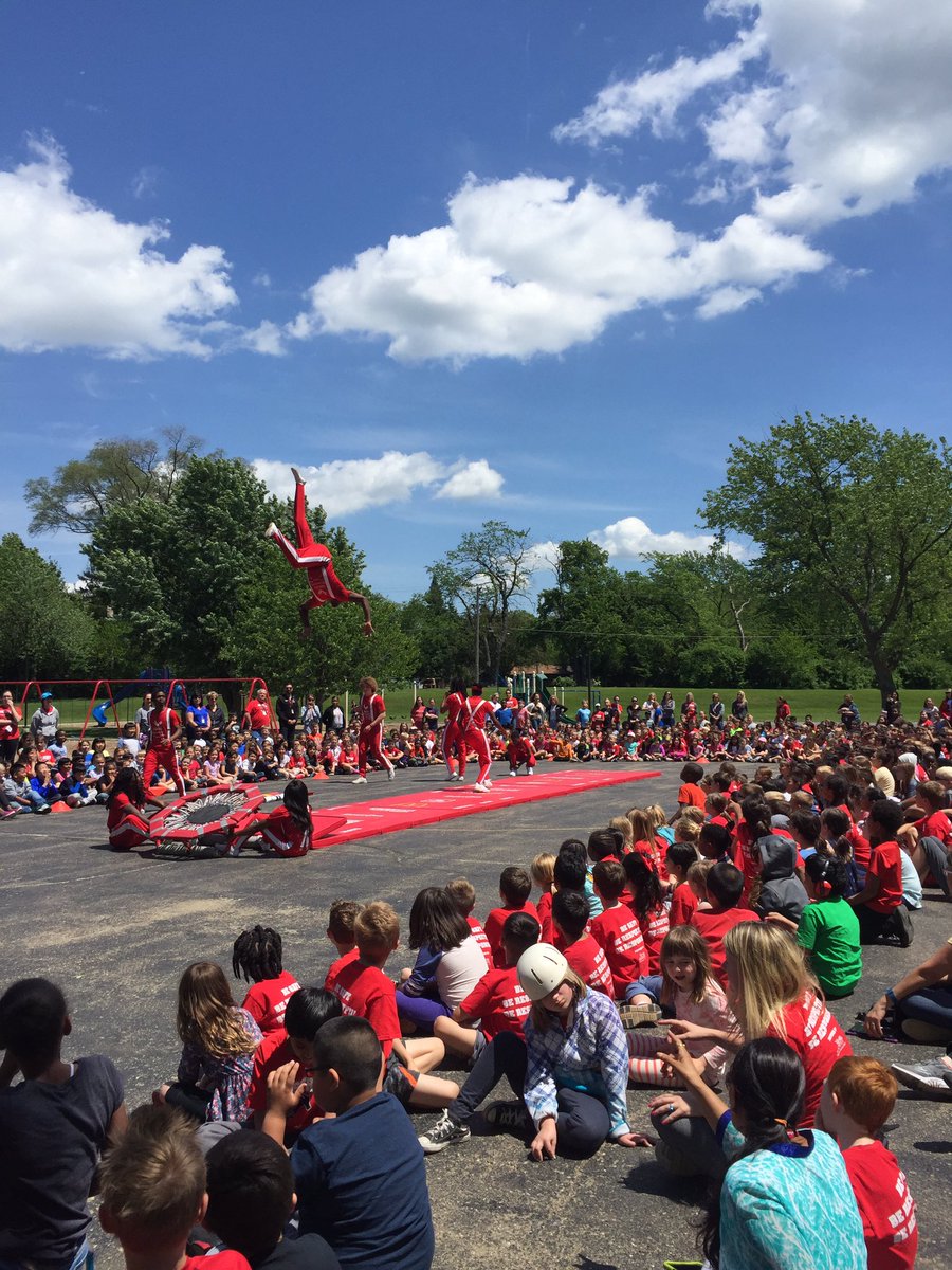 teachergolz's tweet photo. Not a bad Monday at Mill Street! Jesse White tumblers in the house! https://t.co/udJkWn3pgd