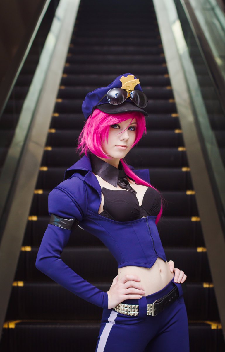 hoteshi's tweet photo. "Punch first. Ask questions while punching."
#vi #LeagueOfLegends #cosplay #RIOT #game 
Officer Vi from the @LeagueOfLegends https://t.co/WBogAxVmH3