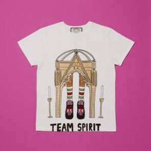 TCliffordStyle's tweet photo. 👕 Limited edition #GucciGeeks T-shirt collaboration with Gucci X Angelica Hicks.  https://t.co/BbLfQO1BAK  #tracyclifford #fashion #gucci https://t.co/0SABn1urZ5