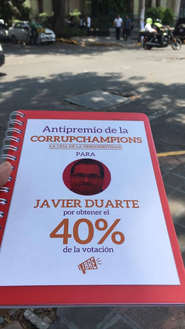 libre_mx's tweet photo. Entrega de Antipremio #Corrupchampions para Javier Duarte en la representación del Estado de Veracruz en la CDMX https://t.co/S4w4sJoDOc https://t.co/TV5OyVuTkk