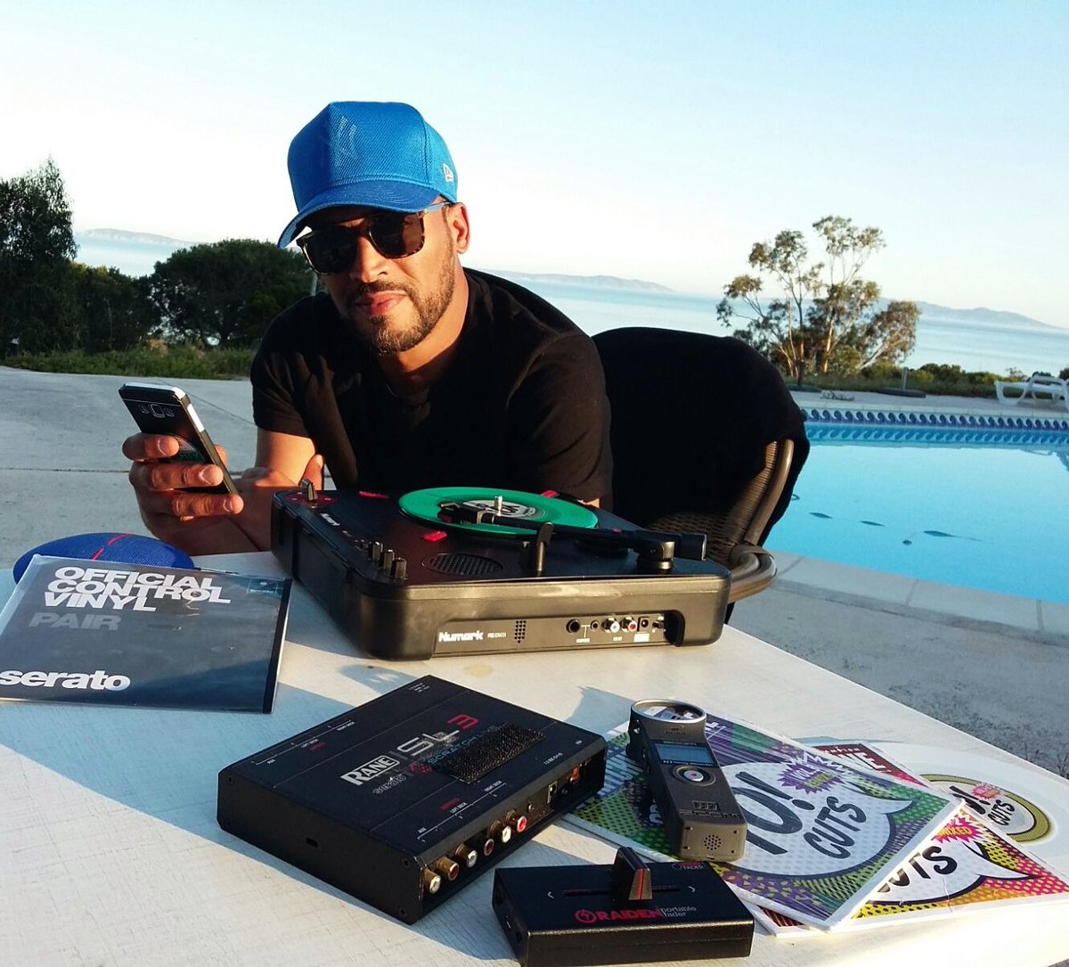 djsamyofficiel's tweet photo. Enjoying this stunning view to do a #scratcheverywhere session... #DjSamy #portablism #PT01Scratch #NumarkCulture https://t.co/YgLwoojSe3